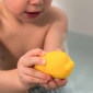 Іграшка-бризгалка для ванної Lilliputiens Каченя Гаспард (83365) - lebebe-boutique - 3