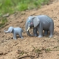 Гибкая фигурка меленький Слоненок для ролевых игр с куколками Little Friends.Haba Германия - lebebe-boutique - 4