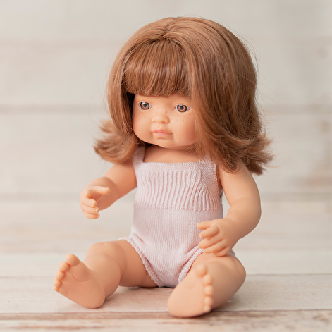 Лялька Miniland руда дівчинка з веснянками в одязі (подарунк. коробка) 38 см - lebebe-boutique - 3