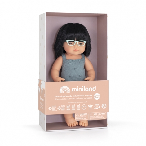 Лялька Miniland дівчинка азіатка в окулярах (подарунк. коробка) 38 см - lebebe-boutique - 2