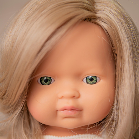 Лялька Miniland  дівчинка блондинка зеленоока в одязі (подарунк. коробка) 38 см - lebebe-boutique - 4