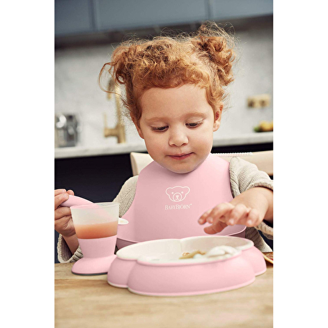 Набор детской посуды  Baby Dinner Set Powder Pink (тарелка, ложка, слюнявчик, чашечка) BABYBJÖRN - lebebe-boutique - 3