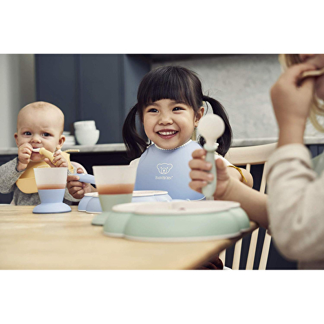Набор детской посуды Baby Dinner Set Powder Blue (тарелка, ложка, слюнявчик, чашечка) BABYBJÖRN - lebebe-boutique - 7